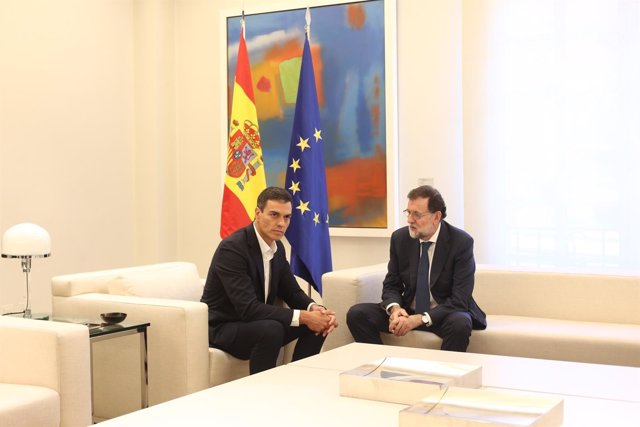 Rajoy recibe a Pedro Sánchez en Moncloa por el desafío catalán