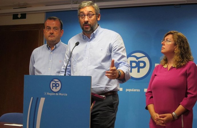 Víctor Martínez junto a Iniesta y Visitación Martínez (PP)         