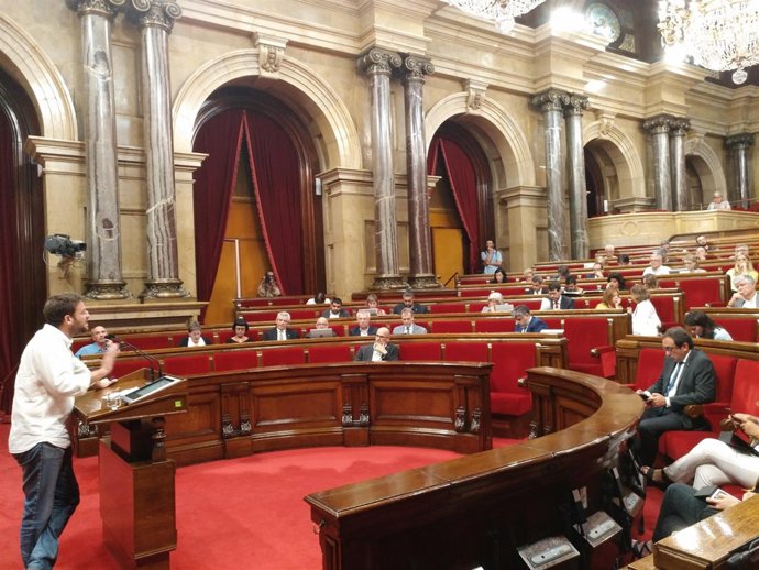 Albano-Dante Fachin ante el pleno del Parlament