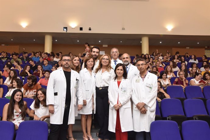 Luna (centro), durante el acto de bienvenida