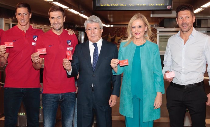 Cerezo, junto a Simeone, Torres, Gabi y Cifuentes