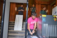 La CUP entrega una papeleta gigante del referéndum a la Subdelegación del Gobierno de Lleida