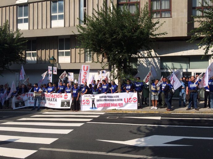 Protesta de trabajadores de la seguridad privada ante el Parlamento de Galicia