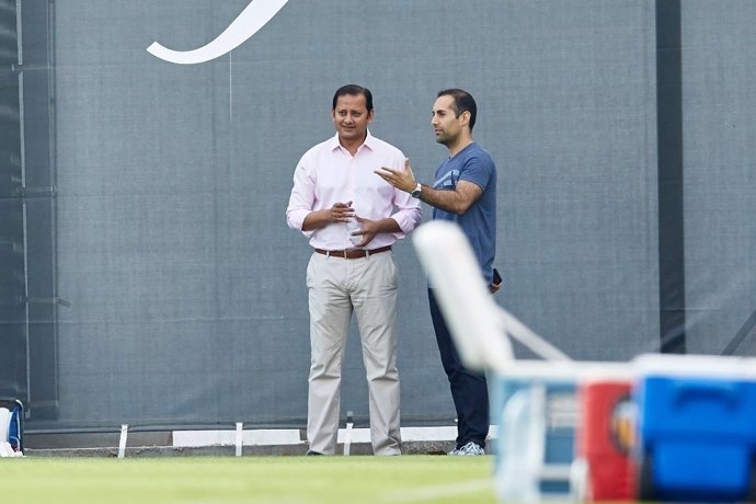 Anil Murthy asiste al entrenamiento del Valencia 