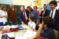 El presidente de Aragón inaugura el inicio del curso escolar en Huesca donde crece el número de aulas públicas
