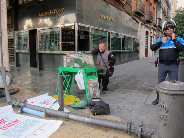 El vendedor de la ONCE, tras la caída de la farola.                      