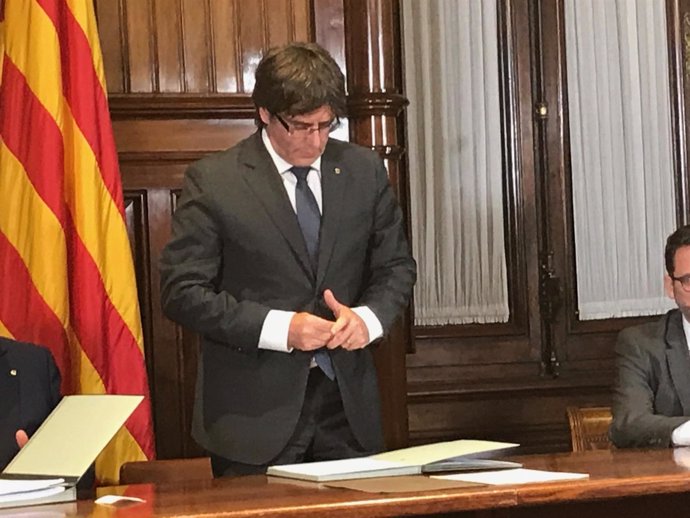 El Govern de la Generalitat en pleno firma la convocatoria del 1-O