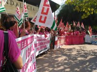 Alrededor de 350 monitoras de educación especial externalizadas protestan en Sevilla contra la precariedad laboral