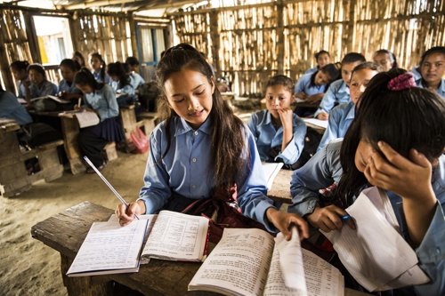 Niños en una escuela de Plan Internacional en Nepal