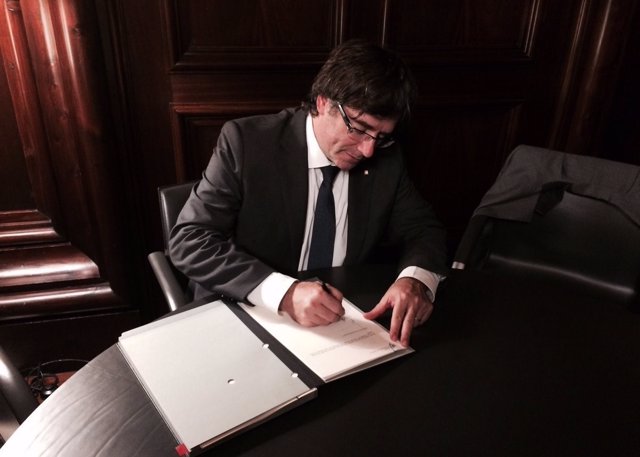 El pte.C.Puigdemont firma la ley del referéndum