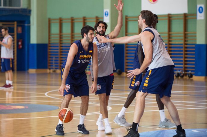 Alex Abrines ante Pau Gasol