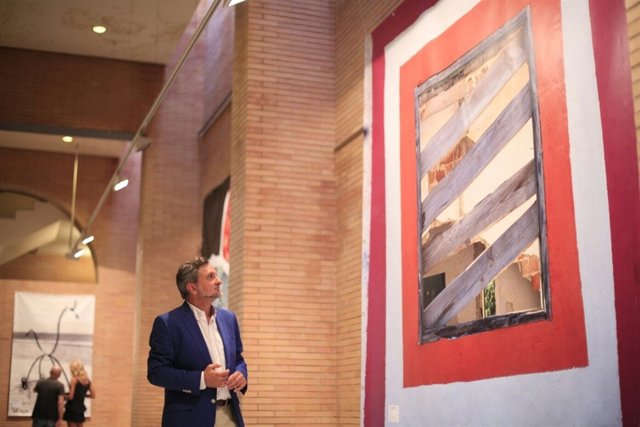 Una de las lonas a subasta