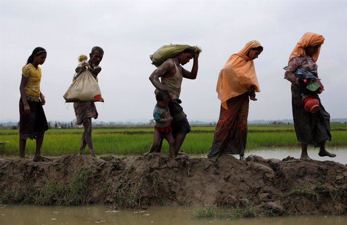 Refugiados rohingya tras cruzar la frontera entre Birmania y Bangladesh
