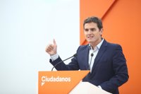 Rivera critica a Podemos por "hacer equidistancia" y estar "a la deriva" del independentismo
