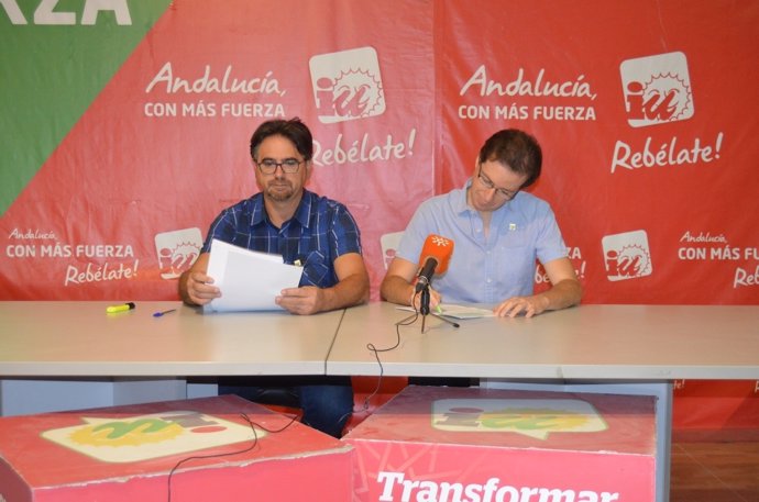 Manuel Ortiz y Manuel Morales, en la sede de Izquierda Unida