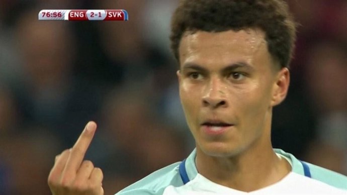 Dele Alli fa un gest obscè en un partit internacional