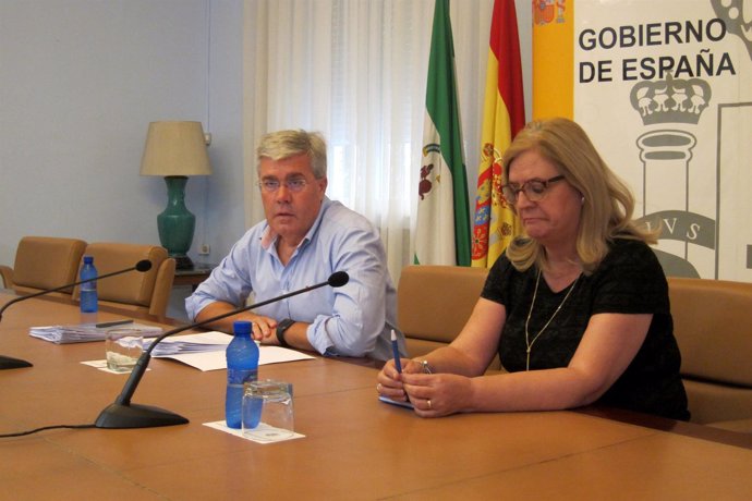 José Enrique Fernández de Moya, junto a Francisca Molina, en rueda de prensa.