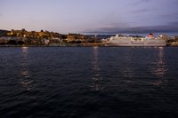 Un incendio en un ferry Almería-Nádor obliga a remolcar a 1.668 pasajeros a puerto