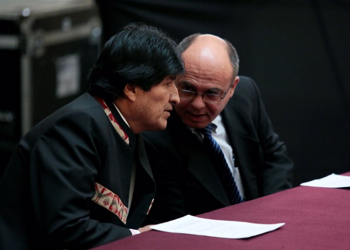 Bolivia's President Evo Morales (L) talks with Defense Minister Reymi Ferreira d