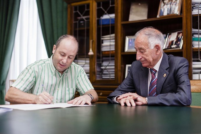 Amat junto al alcalde de Alicún, Antonio Rodríguez