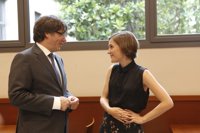 Puigdemont saluda a la directora de 'Estiu 1993', competidora de los Oscars