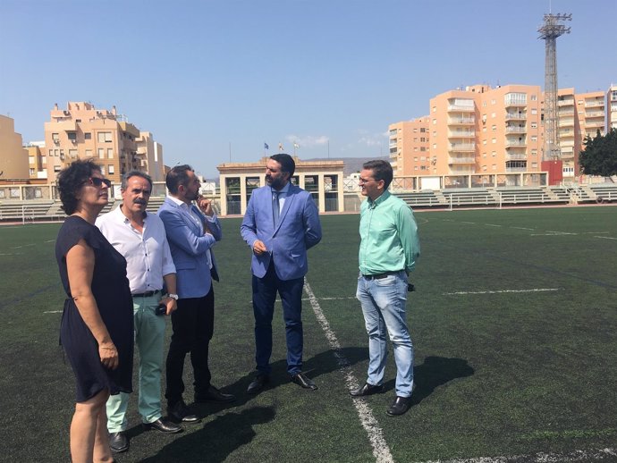 El consejero de Turismo y Deporte en las instalaciones del estadio Emilio Campra