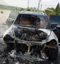 Bomberos extinguen un incendio en un coche en la CV-35 y evitan que explote el depósito