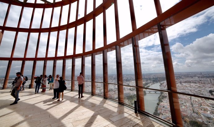 Interior de Torre Pelli, en Sevilla, que incluye un hotel de Hotusa