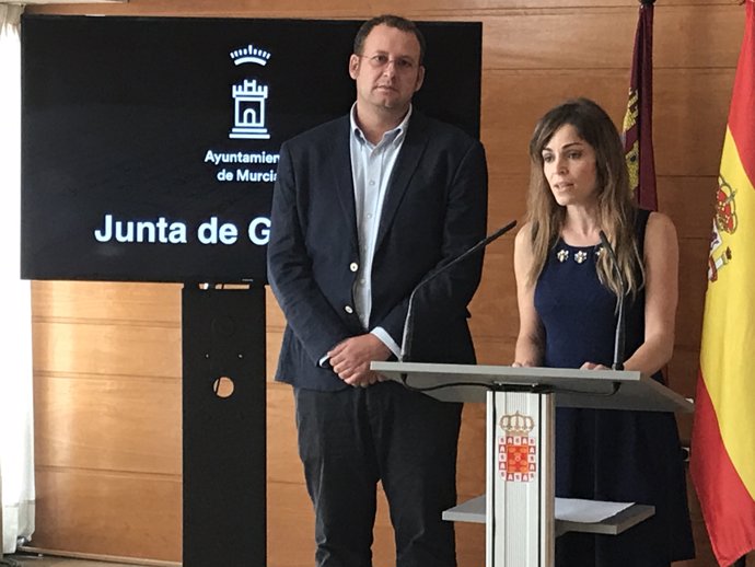 Guillén y Rebeca Pérez en rueda tras Junta de Gobierno