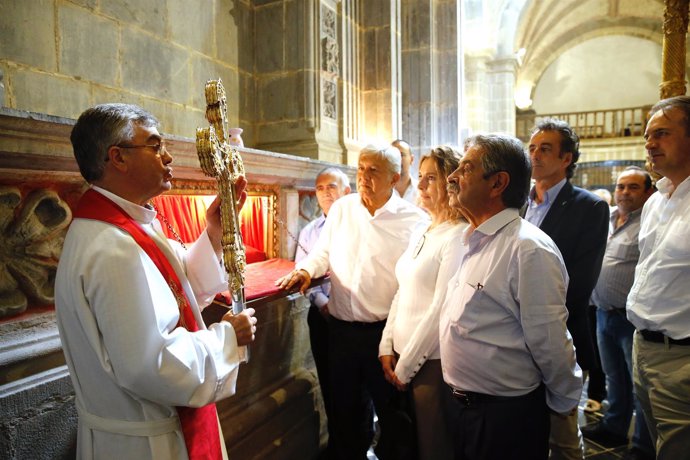 Revilla y López Obrador en el monasterio de Santo Toribio de Liébana