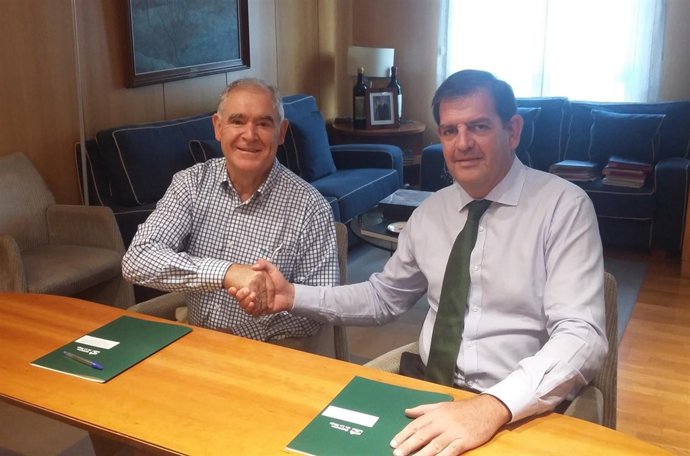 Saludo tras firmar el convenio