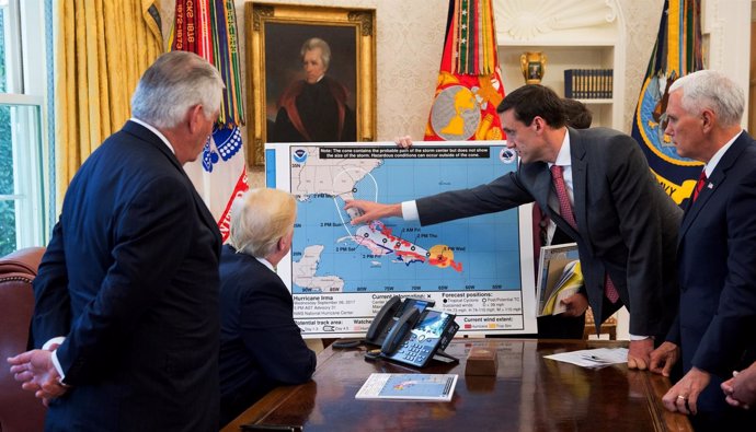 Donald Trump recibe información sobre el huracán 'Irma'
