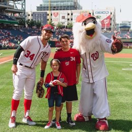 Hailey Dawson, niña de 7 años que hizo el primer lanzamiento en partido baseball