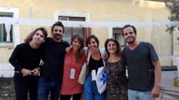 Mónica Pérez con el equipo artístico de 'Ningú no va als aniversaris a l'estiu'
