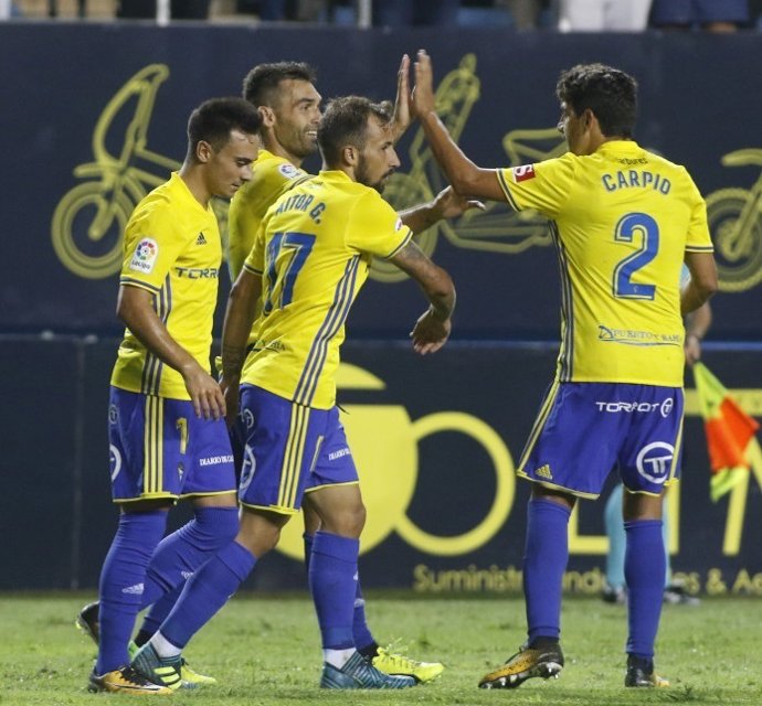 Los jugadores del Cádiz felicitan a David Barral