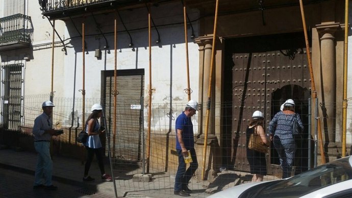 Visita al Palacio del Ecijano de arquitectos que aspiran a su rehabilitación.
