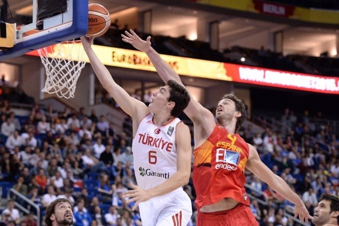 Pau Gasol y Cedi Osman en el Eurobasket 2015