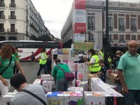 Padres, madres y alumnos construyen un colegio de cartón para reivindicar mejora de las infraestructuras en los centros