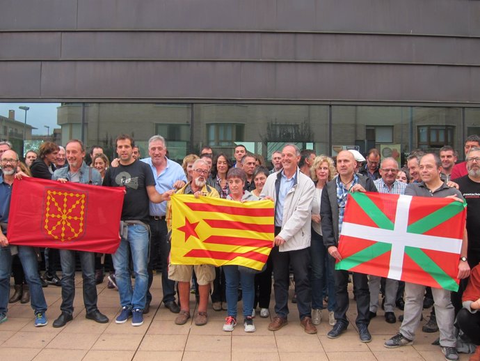 Adolfo Araiz y militantes de EH Bildu con la estelada catalana