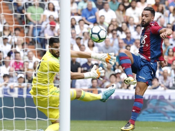 Ivi, del Levante, marca gol en el Santiago Bernabéu