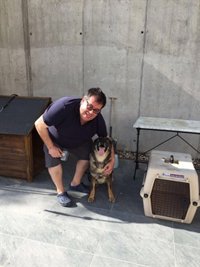 Un párroco de la Serranía de Ronda adopta a Laika, una perra policía jubilada tras seis años