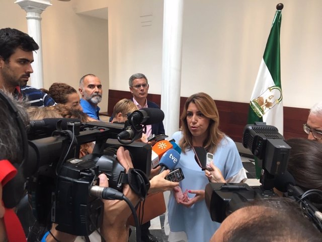 Susana Díaz atiende a los periodistas