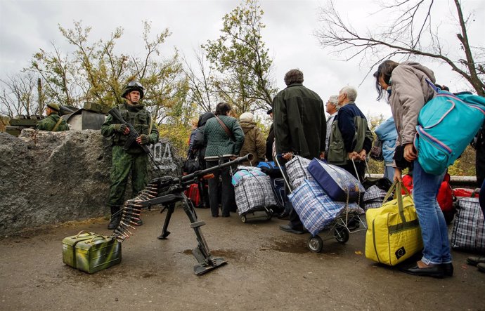 Personas esperando para cruzar en un puesto de control en Lugansk