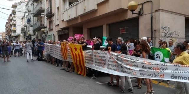 Protesta en frente de la sede del semanario El Vallenc en Valls