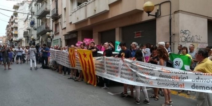 Protesta davant de la seu del setmanari El Vallenc a Valls