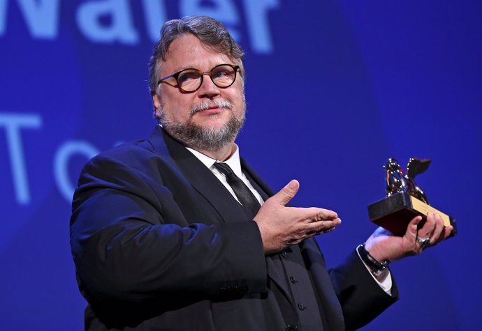 El director mexicano Guillermo del Toro con el León de Oro