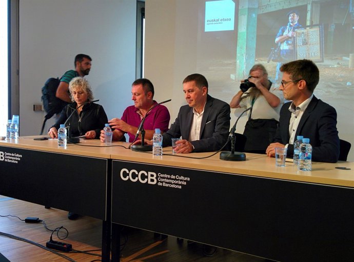 Periodistes Mònica Terribas i Salvador Cot, A.Otegi (Bildu) period. Carles Prats