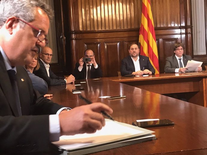 L Govern de la Generalitat en pleno firma la convocatoria del 1-O