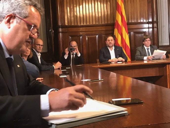 L Govern de la Generalitat en ple signa la convocatòria de el 1-O