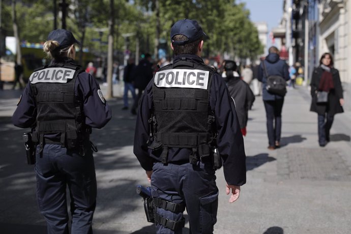 Dos policías patrullan por las calles de París 